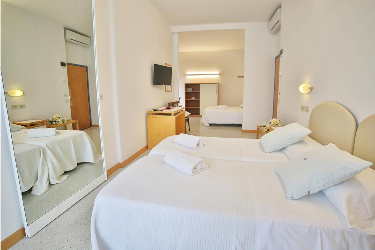 Hotel Pinocchio Cattolica Kültér fotó